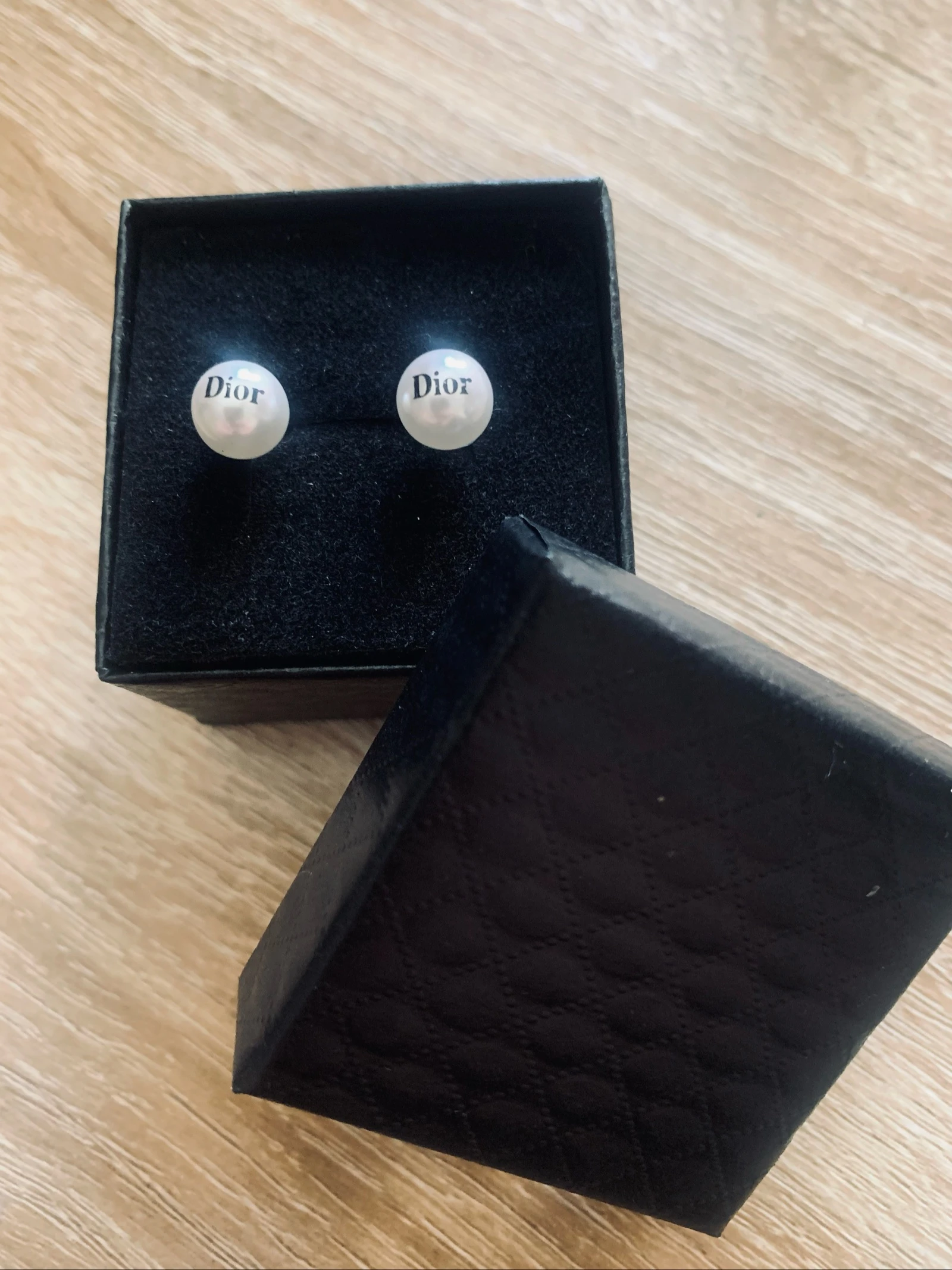Boucles d’oreilles dans leur écrin 